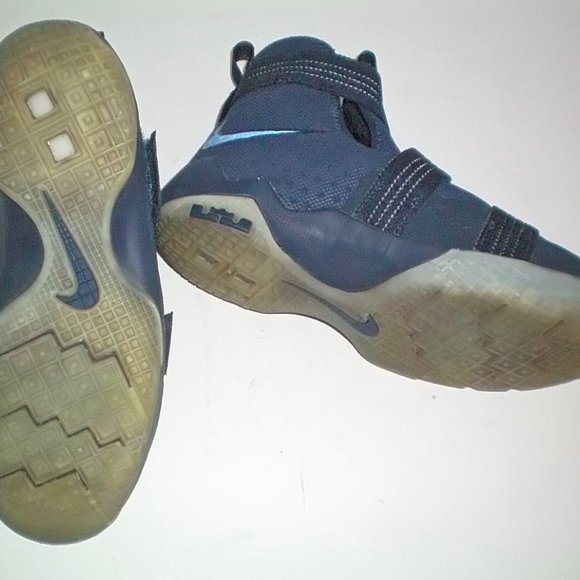 2016 Nike Lebron James Soldier 10 Basketball Shoes Size 6Y - Picture 2 of 6